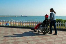 常州八旬老人推轮椅带老伴游中国(为了方便推轮椅带老伴出门)